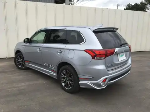 カタログ画像：アウトランダーＰＨＥＶ （OUTLANDER PHEV） Ｓエディション 2017年2月 DLA-GG2W 2000cc クールシルバーメタリック バック