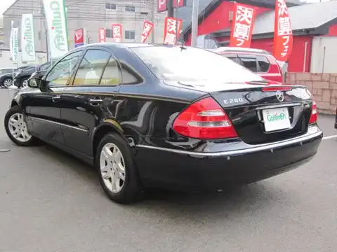 カタログ画像：Ｅクラス （E-CLASS） Ｅ２８０ 2005年8月 DBA-211054C 3000cc エメラルドブラック（Ｍ）orオブシディアンブラック（Ｍ） 燃費9.1km / l バック