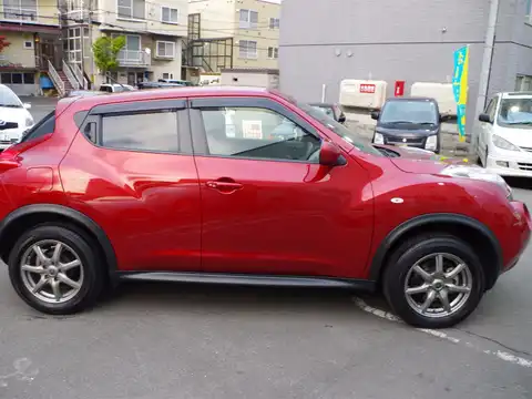 カタログ画像：ジューク （JUKE） １５ＲＳ タイプＶ 2013年8月 DBA-YF15 1500cc ラディアントレッド（ＰＭ）orパッションレッド 燃費18.0km / l 外装