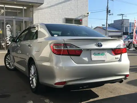 カタログ画像：カムリ （CAMRY） ハイブリッド Ｇパッケージ 2015年10月 DAA-AVV50 2500cc シルバーメタリック 燃費23.4km / l バック