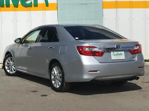 カタログ画像：カムリ （CAMRY） ハイブリッド Ｇパッケージ 2014年4月 DAA-AVV50 2500cc シルバーメタリック 燃費23.4km / l バック