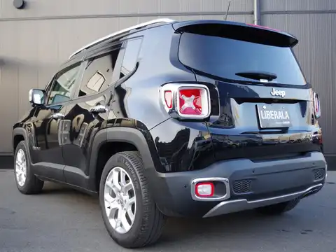 カタログ画像：ジープ・レネゲード （JEEP RENEGADE） リミテッド 2015年9月 ABA-BU14 1400cc ブラッククリアコート 燃費14.6km / l バック