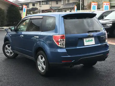 カタログ画像：フォレスター （FORESTER） ２．０ＸＴ 2010年4月 DBA-SH5 2000cc ニューポートブルー・パール 燃費13.0km / l バック