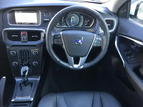 カタログ画像：Ｖ４０ （V40） Ｔ４ スポーツ 2014年4月 DBA-MB4164T 1600cc アイスホワイト 燃費16.2km / l 内装