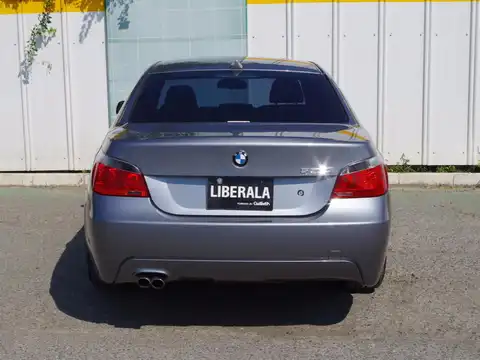 カタログ画像：５シリーズ （5 SERIES） ５２５ｉ Ｍスポーツパッケージ 2004年11月 GH-NA25 2500cc チタン・シルバー（メタリック・カラー）orシルバー・グレー（メタリック・カラー） 燃費8.8km / l バック