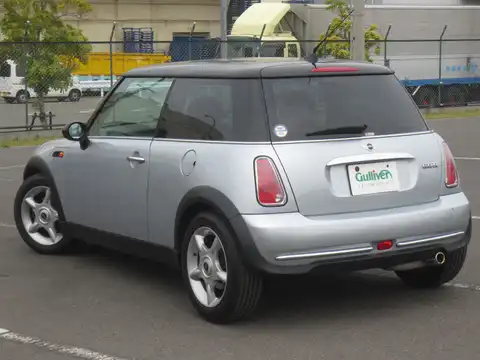 カタログ画像：ＭＩＮＩ （MINI） クーパー 2005年9月 GH-RA16 1600cc ピュア・シルバー（メタリック） 燃費13.4km / l バック