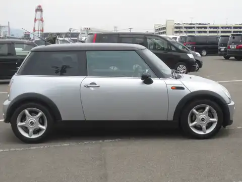 カタログ画像：ＭＩＮＩ （MINI） クーパー 2005年9月 GH-RA16 1600cc ピュア・シルバー（メタリック） 燃費13.4km / l 外装