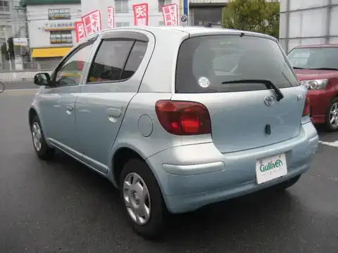 カタログ画像：ヴィッツ （VITZ） Ｆ Ｌパッケージ ナビスペシャル 2002年12月 UA-NCP15 1300cc ペールブルーマイカメタリック 燃費16.6km / l バック