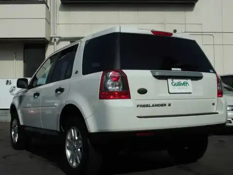 カタログ画像：フリーランダー２ （FREELANDER 2） ＳＥ 2008年11月 CBA-LF32 3200cc アラスカ・ホワイト（ソリッド） 燃費8.1km / l バック