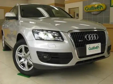 カタログ画像：Ｑ５ （Q5） ２．０ＴＦＳＩクワトロ 2011年7月 ABA-8RCDNF 2000cc アイスシルバーメタリック 燃費10.6km / l メイン（その他）