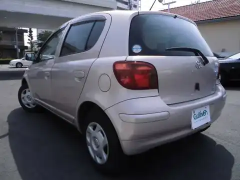 カタログ画像：ヴィッツ （VITZ） Ｆ Ｌパッケージ ナビスペシャル 2002年12月 UA-NCP15 1300cc ペールローズメタリックオパール 燃費16.6km / l バック