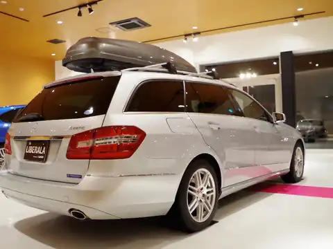 カタログ画像：Ｅクラスステーションワゴン （E-CLASS STATIONWAGON） Ｅ３５０ ４マチック ステーションワゴン アバンギャルド 2010年8月 DBA-212287C 3500cc イリジウムシルバー（Ｍ） 燃費8.5km / l バック