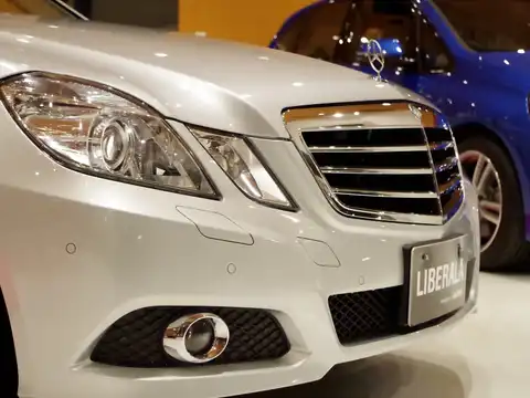 カタログ画像：Ｅクラスステーションワゴン （E-CLASS STATIONWAGON） Ｅ３５０ ４マチック ステーションワゴン アバンギャルド 2010年8月 DBA-212287C 3500cc イリジウムシルバー（Ｍ） 燃費8.5km / l フロント