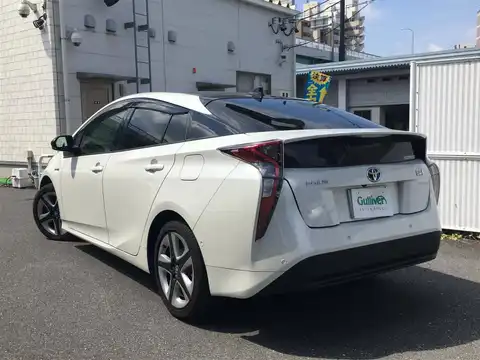 カタログ画像：プリウス （PRIUS） Ｓセーフティプラス ツートーン 2017年11月 DAA-ZVW55 1800cc アティチュードブラックマイカ×ホワイトパールクリスタルシャイン 燃費34.0km / l バック