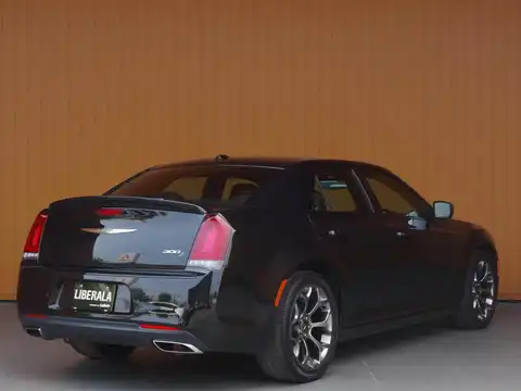 カタログ画像：クライスラー・３００ （CHRYSLER 300） ３００Ｓ 2015年10月 ABA-LX36 3600cc ファントムブラックトライコート（三層仕上げパールペイント） 燃費9.2km / l バック