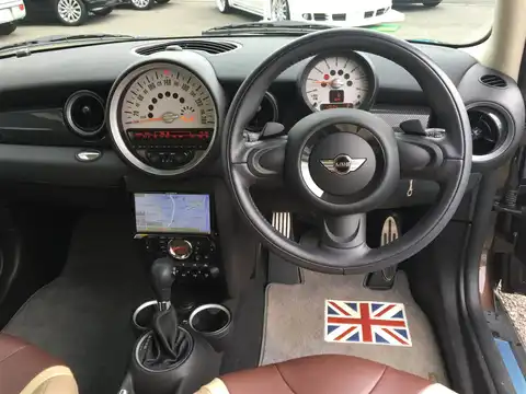カタログ画像：ＭＩＮＩ （MINI） クーパーＳ クラブマン 2011年4月 DBA-ZG16 1600cc ホット・チョコレート（メタリック） 燃費17.8km / l 内装