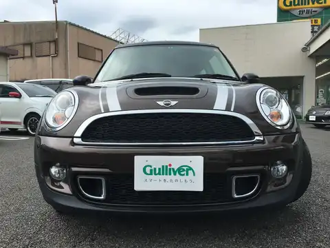 カタログ画像：ＭＩＮＩ （MINI） クーパーＳ クラブマン 2011年4月 DBA-ZG16 1600cc ホット・チョコレート（メタリック） 燃費17.8km / l フロント