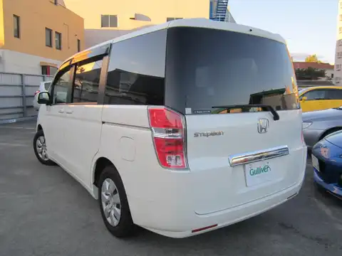 カタログ画像：ステップワゴン （STEPWAGON） Ｌ 2011年8月 DBA-RK2 2000cc プレミアムホワイト・パール 燃費11.6km / l バック