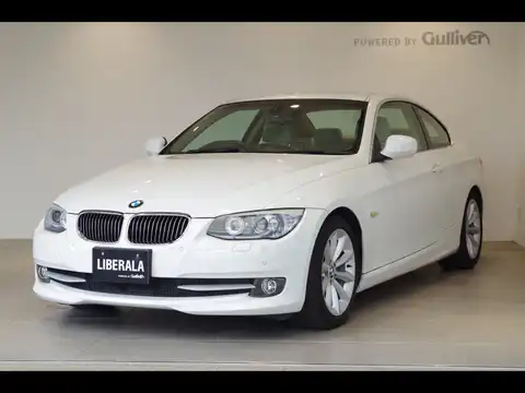 カタログ画像：３シリーズ （3 SERIES） ３３５ｉクーペ 2011年10月 ABA-KG35 3000cc アルピン・ホワイトⅢ（ソリッド・カラー） 燃費9.8km / l フロント