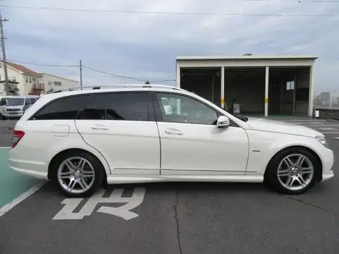 カタログ画像：Ｃクラスステーションワゴン （C-CLASS STATIONWAGON） Ｃ２００ ＣＧＩブルーエフィシェンシー ステーションワゴン アバンギャルド １２５!エディション 2011年1月 DBA-204248 1800cc カルサイトホワイト（Ｓ） 燃費11.6km / l 外装