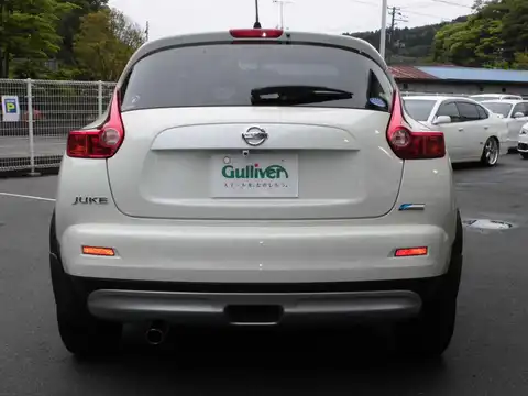 カタログ画像：ジューク （JUKE） １５ＲＸ タイプＶ 2013年8月 DBA-YF15 1500cc ブリリアントホワイトパール（３Ｐ） 燃費18.0km / l バック