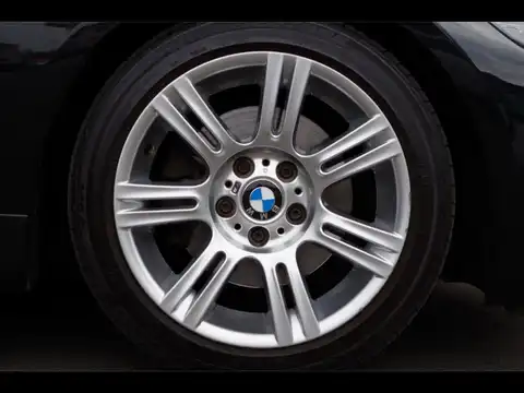 カタログ画像：３シリーズ （3 SERIES） ３２５ｉツーリング Ｍスポーツパッケージ 2011年10月 LBA-UT25 3000cc ブラック・サファイア（メタリック・カラー） 燃費11.4km / l タイヤ