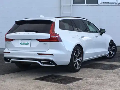 カタログ画像：Ｖ６０ （V60） Ｂ５ Ｒデザイン 2020年10月 5AA-ZB420TM 2000cc アイスホワイト 燃費12.8km / l バック