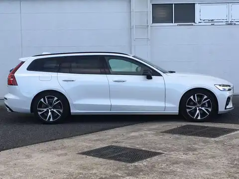 カタログ画像：Ｖ６０ （V60） Ｂ５ Ｒデザイン 2020年10月 5AA-ZB420TM 2000cc アイスホワイト 燃費12.8km / l 外装