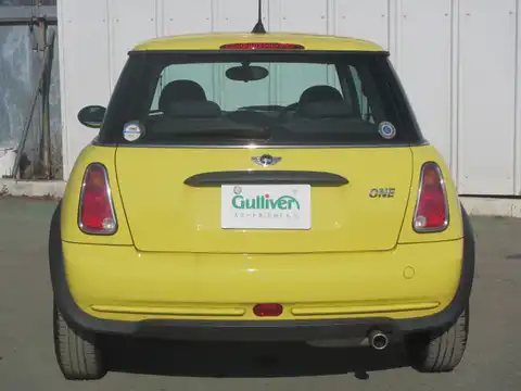 カタログ画像：ＭＩＮＩ （MINI） ワン 2004年9月 GH-RA16 1600cc リキッド・イエロー 燃費14.0km / l バック