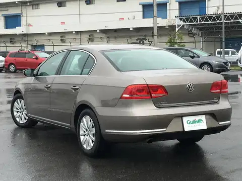 カタログ画像：パサート （PASSAT） ＴＳＩハイラインブルーモーションテクノロジー 2014年4月 DBA-3CCAX 1400cc ライトブラウンメタリック 燃費17.6km / l バック