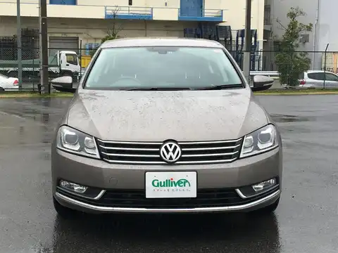 カタログ画像：パサート （PASSAT） ＴＳＩハイラインブルーモーションテクノロジー 2013年4月 DBA-3CCAX 1400cc ライトブラウンメタリック 燃費17.6km / l フロント