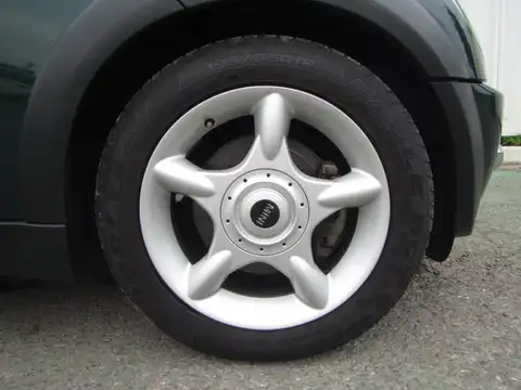 カタログ画像：ＭＩＮＩ （MINI） クーパー 2004年4月 GH-RA16 1600cc ブリティッシュ・レーシング・グリーンメタリック 燃費14.4km / l タイヤ