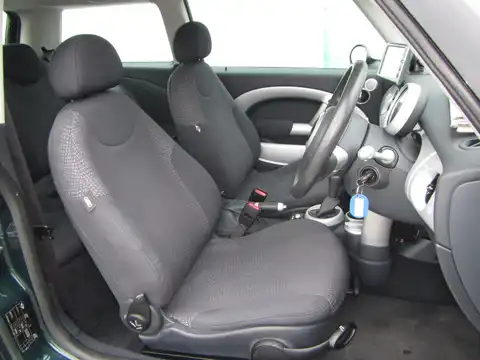 カタログ画像：ＭＩＮＩ （MINI） クーパー 2004年4月 GH-RA16 1600cc ブリティッシュ・レーシング・グリーンメタリック 燃費14.4km / l 内装