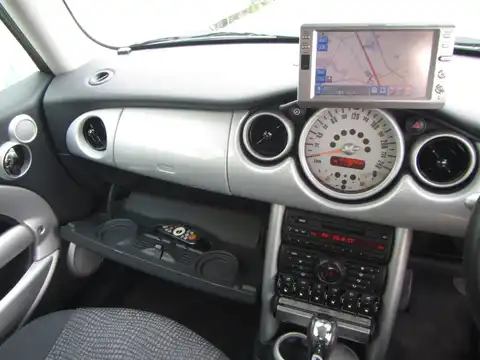カタログ画像：ＭＩＮＩ （MINI） クーパー 2004年4月 GH-RA16 1600cc ブリティッシュ・レーシング・グリーンメタリック 燃費14.4km / l 内装
