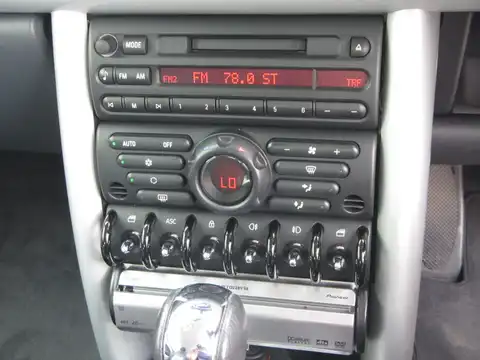 カタログ画像：ＭＩＮＩ （MINI） クーパー 2004年4月 GH-RA16 1600cc ブリティッシュ・レーシング・グリーンメタリック 燃費14.4km / l 内装