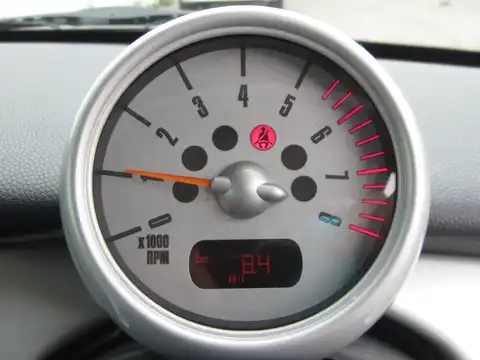 カタログ画像：ＭＩＮＩ （MINI） クーパー 2004年4月 GH-RA16 1600cc ブリティッシュ・レーシング・グリーンメタリック 燃費14.4km / l 内装