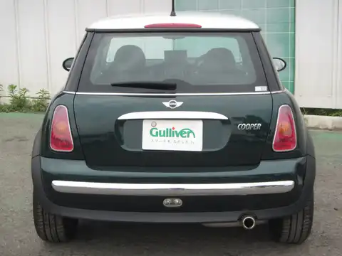 カタログ画像：ＭＩＮＩ （MINI） クーパー 2004年4月 GH-RA16 1600cc ブリティッシュ・レーシング・グリーンメタリック 燃費14.4km / l バック