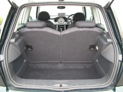 カタログ画像：ＭＩＮＩ （MINI） クーパー 2004年4月 GH-RA16 1600cc ブリティッシュ・レーシング・グリーンメタリック 燃費14.4km / l 内装