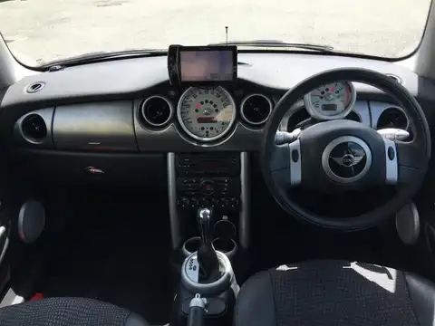 カタログ画像：ＭＩＮＩ （MINI） クーパー 2004年4月 GH-RA16 1600cc コスモス・ブラックメタリック 燃費14.4km / l 内装