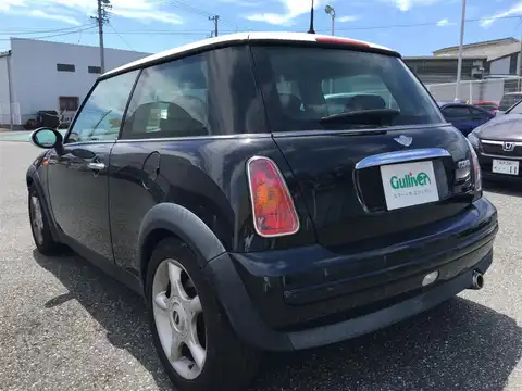 カタログ画像：ＭＩＮＩ （MINI） クーパー 2004年4月 GH-RA16 1600cc コスモス・ブラックメタリック 燃費14.4km / l バック