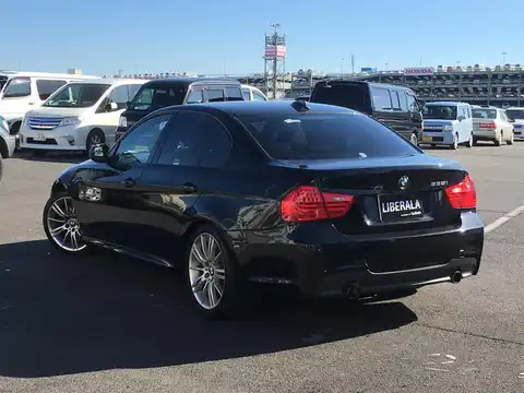 カタログ画像：３シリーズ （3 SERIES） ３３５ｉ Ｍスポーツパッケージ 2010年5月 ABA-PM35 3000cc ブラック・サファイア（メタリック・カラー） 燃費9.9km / l バック