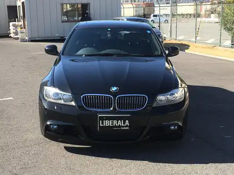 カタログ画像：３シリーズ （3 SERIES） ３３５ｉ Ｍスポーツパッケージ 2010年5月 ABA-PM35 3000cc ブラック・サファイア（メタリック・カラー） 燃費9.9km / l フロント