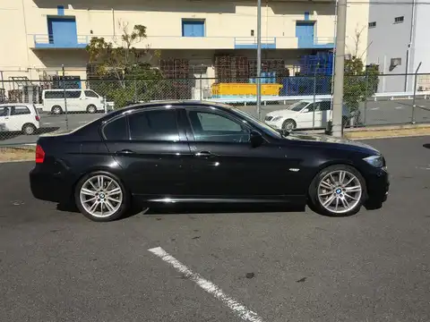 カタログ画像：３シリーズ （3 SERIES） ３３５ｉ Ｍスポーツパッケージ 2010年5月 ABA-PM35 3000cc ブラック・サファイア（メタリック・カラー） 燃費9.9km / l 外装