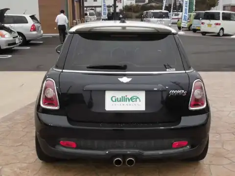 カタログ画像：ＭＩＮＩ （MINI） クーパーＳ 2007年2月 ABA-MF16S 1600cc アストロ・ブラック（メタリック） 燃費12.6km / l バック