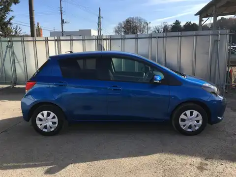 カタログ画像：ヴィッツ （VITZ） Ｆ スマートストップパッケージ 2014年4月 DBA-KSP130 1000cc ブルーメタリック 燃費24.0km / l 外装