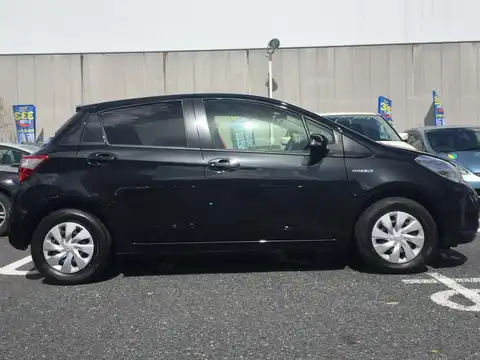 カタログ画像：ヴィッツ （VITZ） ハイブリッドＦ セーフティーエディションⅡ 2018年5月 DAA-NHP130 1500cc ブラックマイカ 燃費34.4km / l 外装