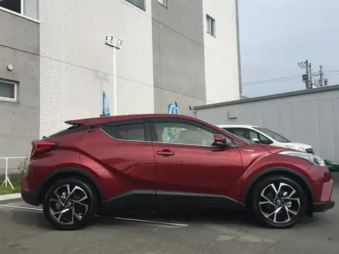 カタログ画像：Ｃ－ＨＲ （C-HR） Ｇ 2016年12月 DAA-ZYX10 1800cc センシュアルレッドマイカ 燃費30.2km / l 外装