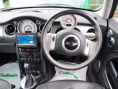 カタログ画像：ＭＩＮＩ （MINI） クーパー パークレーン 2006年7月 GH-RA16 1600cc ブラックアイ・パープル（メタリック） 燃費13.4km / l 内装
