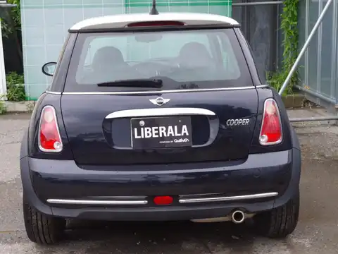 カタログ画像：ＭＩＮＩ （MINI） クーパー パークレーン 2006年7月 GH-RA16 1600cc ブラックアイ・パープル（メタリック） 燃費13.4km / l バック