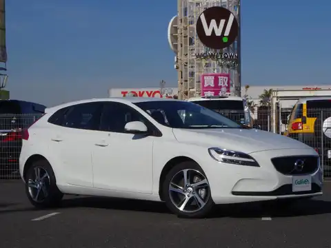 カタログ画像：Ｖ４０ （V40） Ｔ３ モメンタム 2016年7月 DBA-MB4154T 1500cc アイスホワイト 燃費16.5km / l フロント